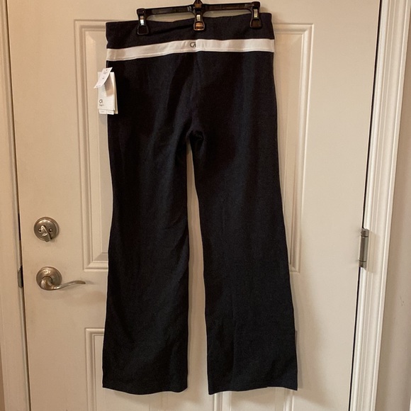 GapFit Women’s Athletic gbalance flare, regular rise, fitted through the… - Picture 4 of 10